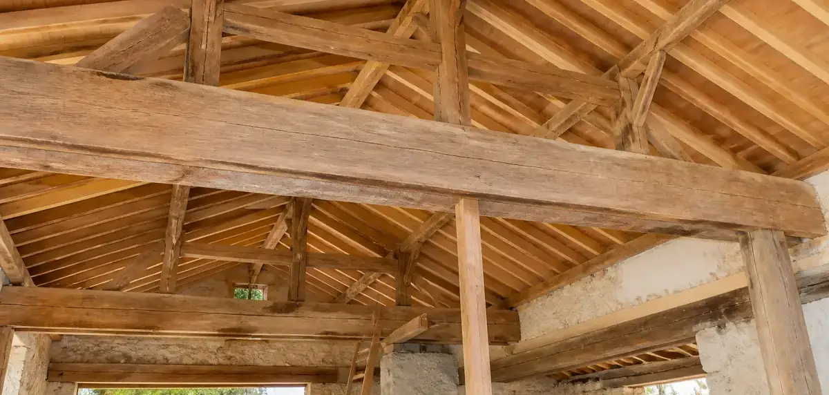 Charpente en bois robuste dans une rénovation par Aquitaine Travaux Rénovation