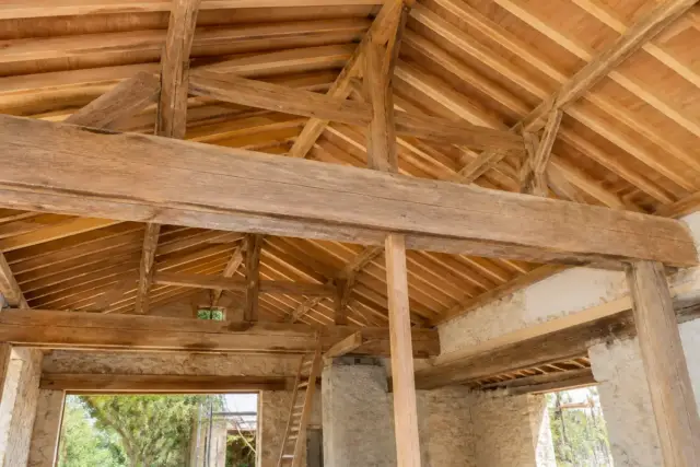 Charpente en bois robuste dans une rénovation par Aquitaine Travaux Rénovation