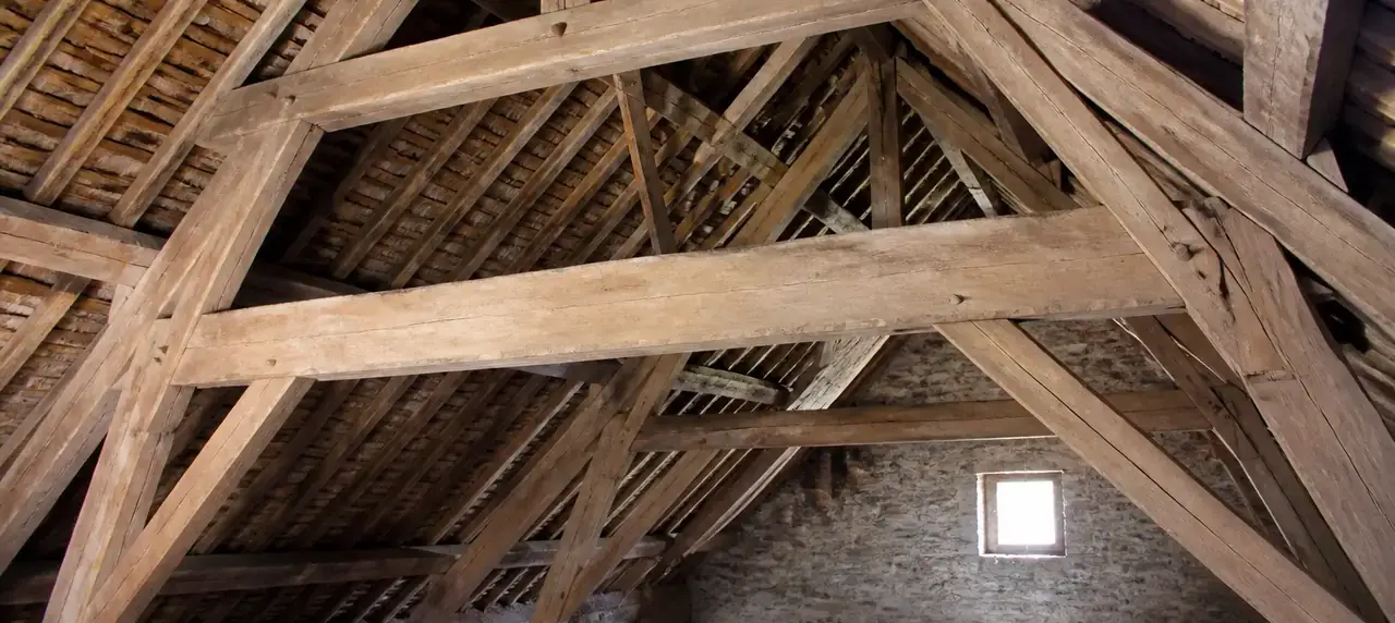 Charpente traditionnelle en chêne avec ferme, poinçon, contre-fiches et pannes