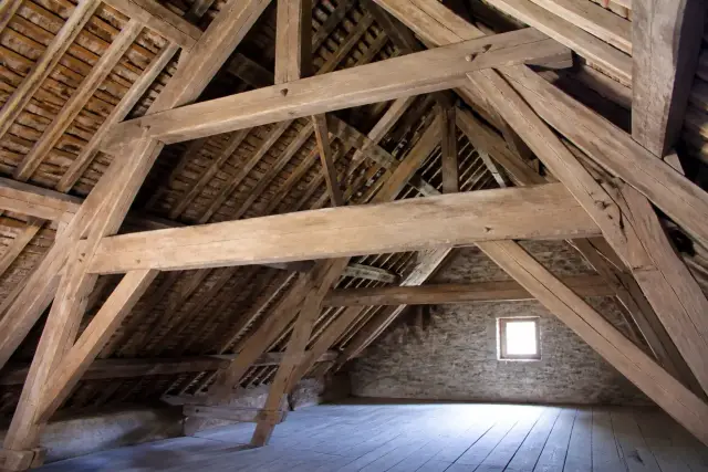 Charpente traditionnelle en chêne avec ferme, poinçon, contre-fiches et pannes