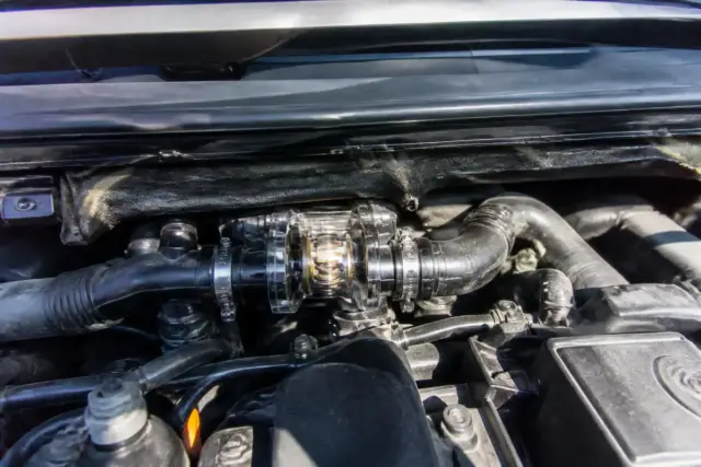 Gros plan sur un moteur de voiture pour les3routes.fr dédié au chauffage efficace.
