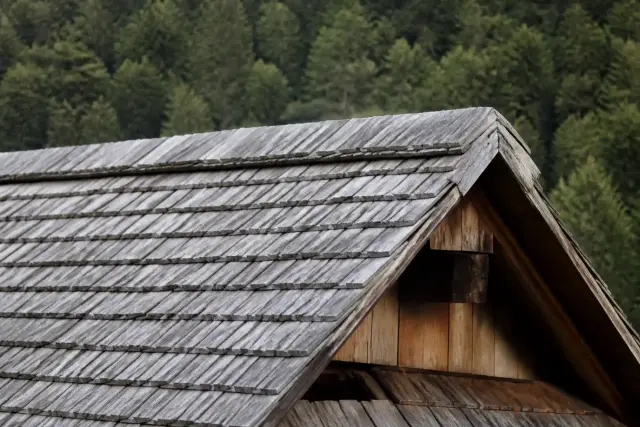 Toit de chalet couvert de bardeaux de mélèze grisés posés en rangs serrés