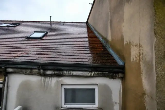 Toit en tuiles avec traces d'humidité après la pluie sur ProxiChantier