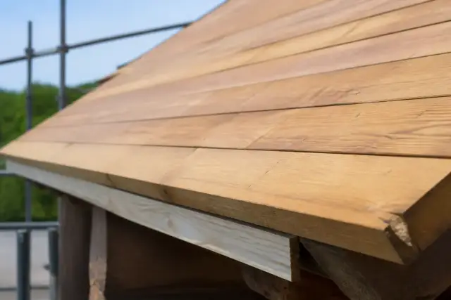 Voliges de toiture en bois montrant une finition soignée et résistante aux intempéries